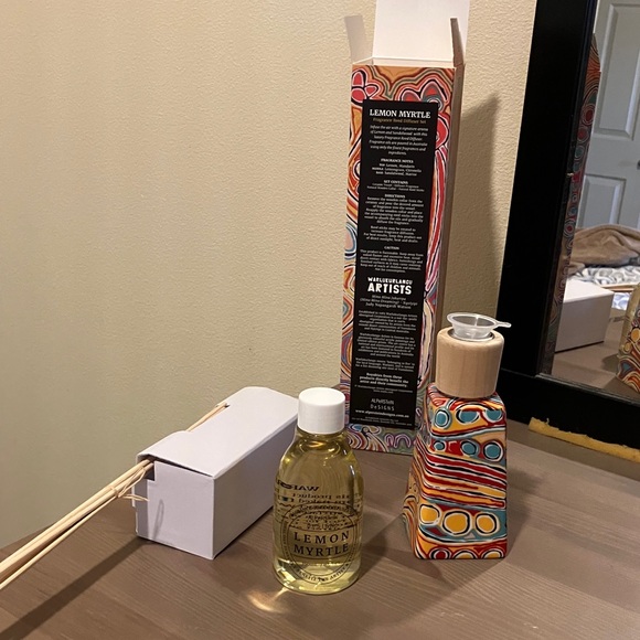 Lemon Myrtle Reed Diffuser - Colorful Abstract Pattern - Picture 3 of 6